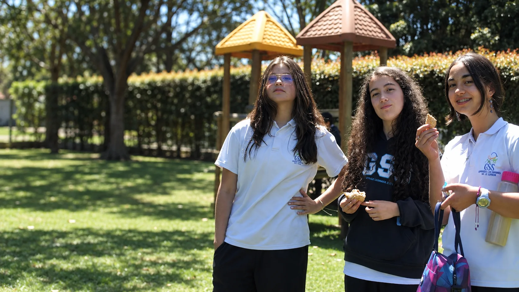 Tres estudiantes del Gimnasio Santamaría de la Sabana comiendo su merienda al aire libre
