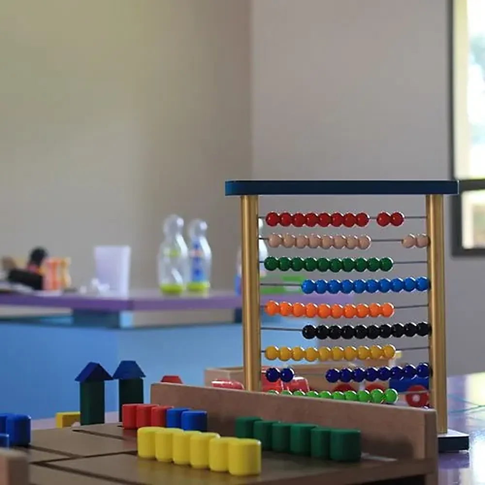 Ábaco y material de conteo en un salón