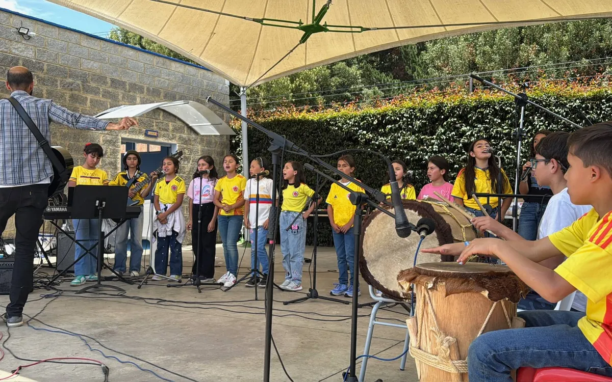 Banda de percusión de primaria tocando al aire libre en la sede Cajicá