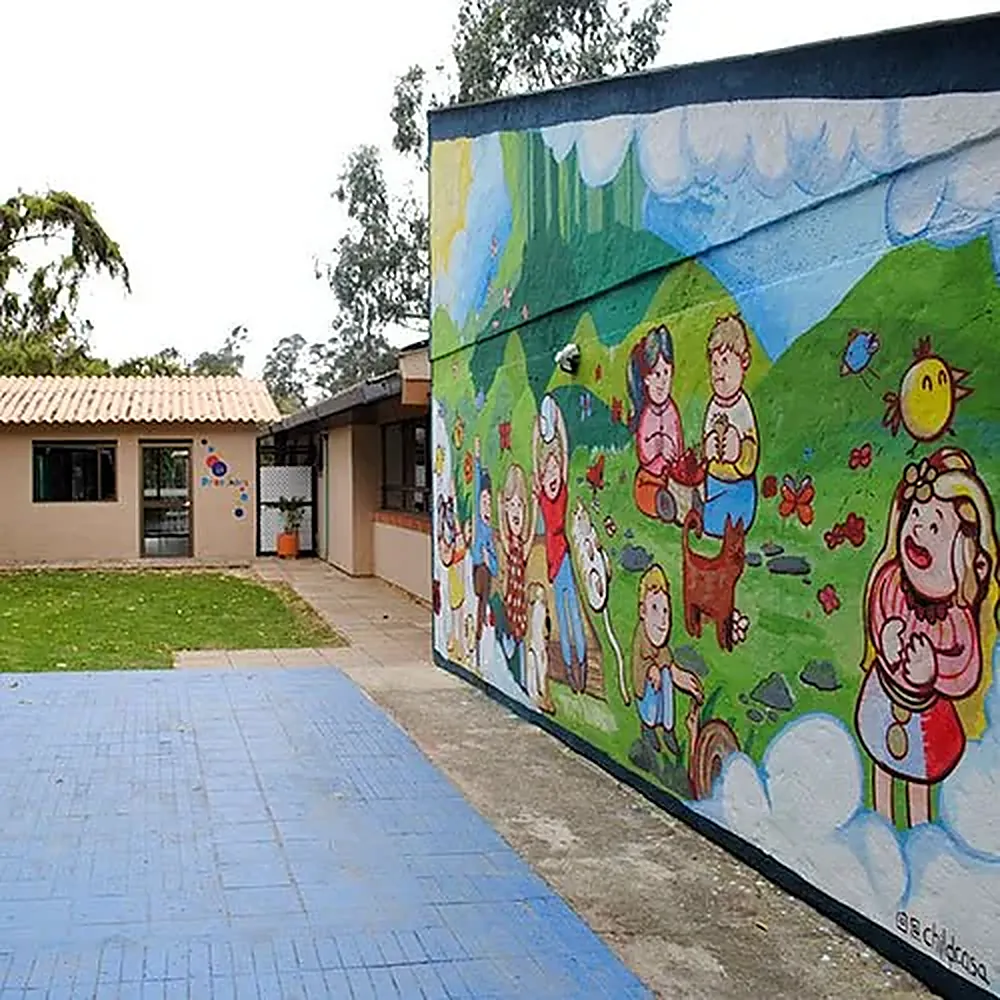 Mural infantil pintado en la pared exterior de preescolar