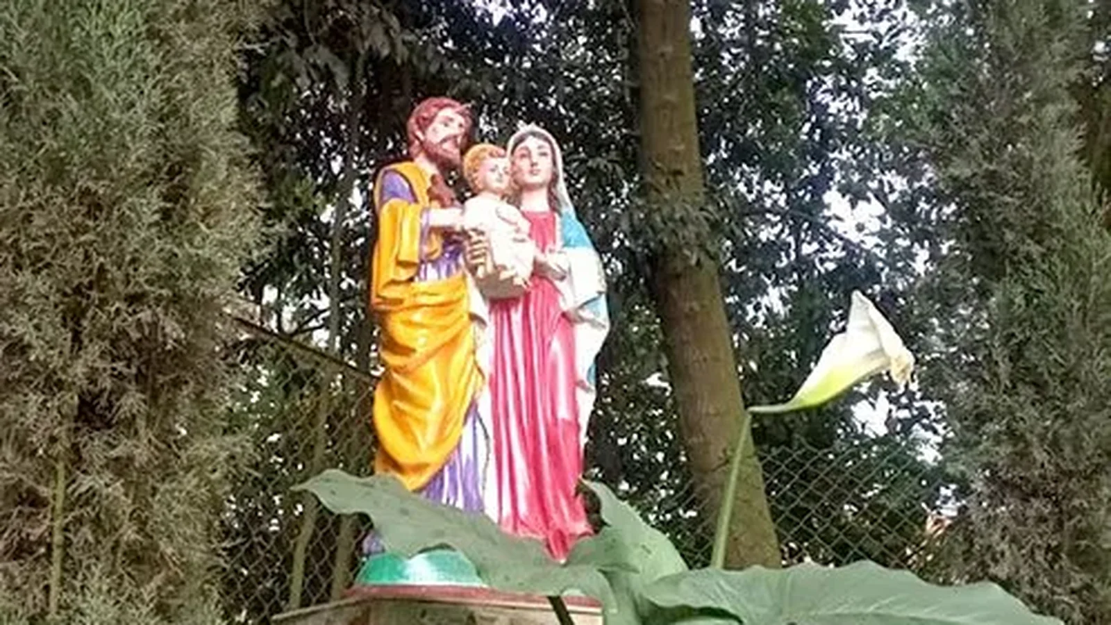 Imagen de la Sagrada Familia en el jardín de la sede Cajicá