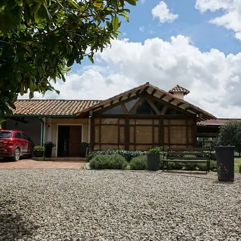 Fachada de la sede Chía con patio de gravilla