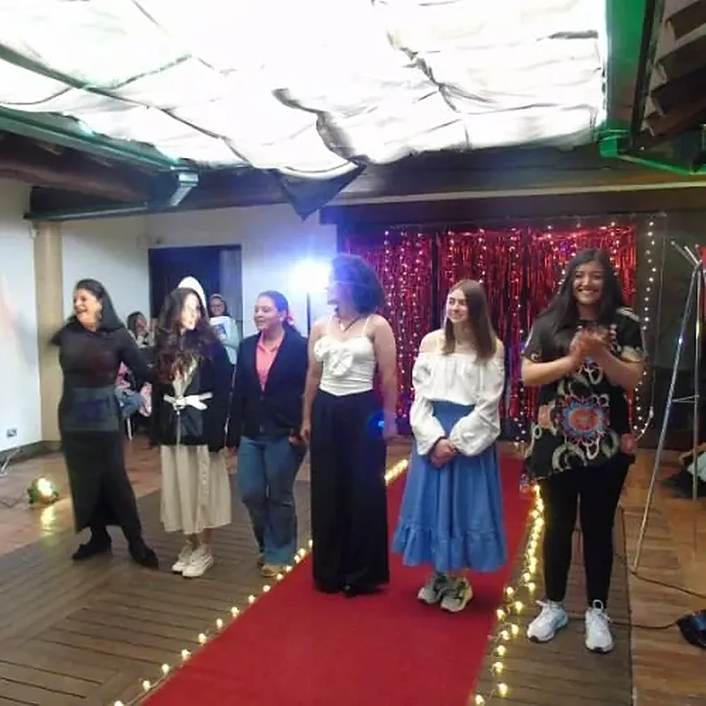 Estudiantes de secundaria en un evento en el salón de la sede Chía