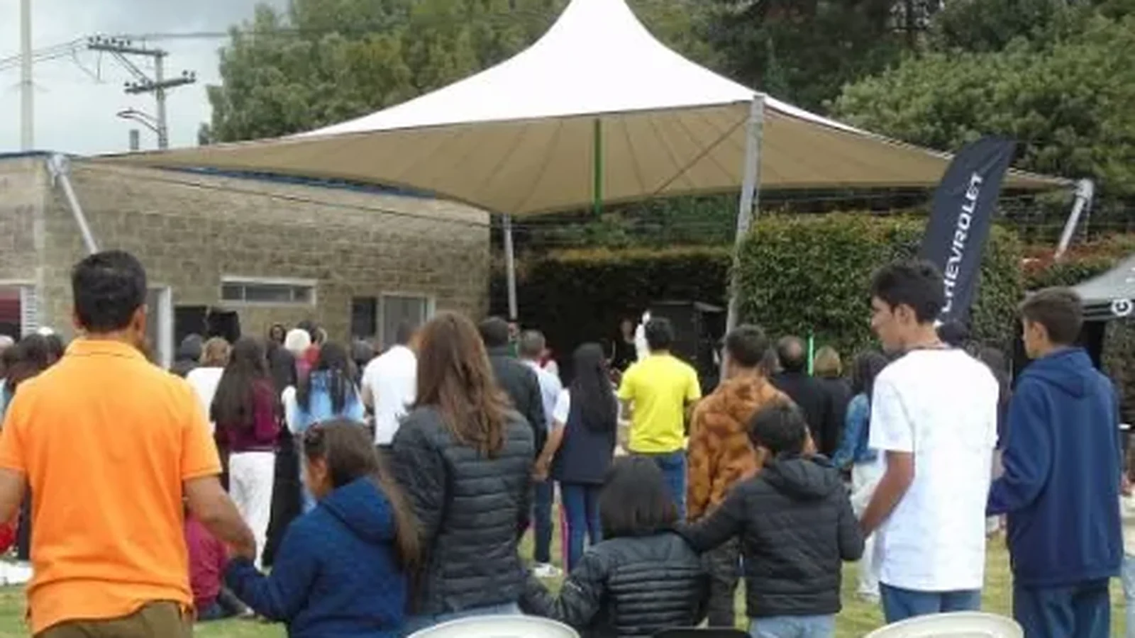 Familias del colegio reunidas al aire libre en la sede Chía