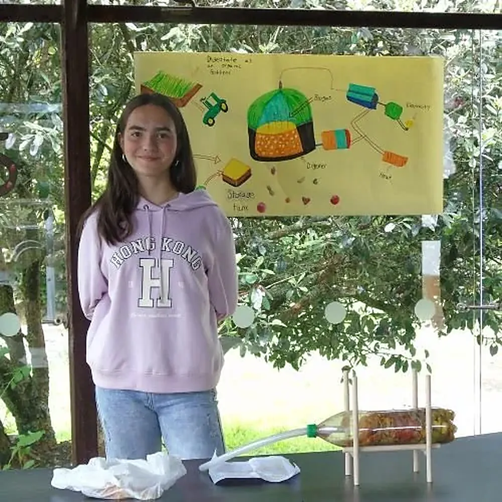 Estudiante presentando un cartel de proyecto a sus compañeros
